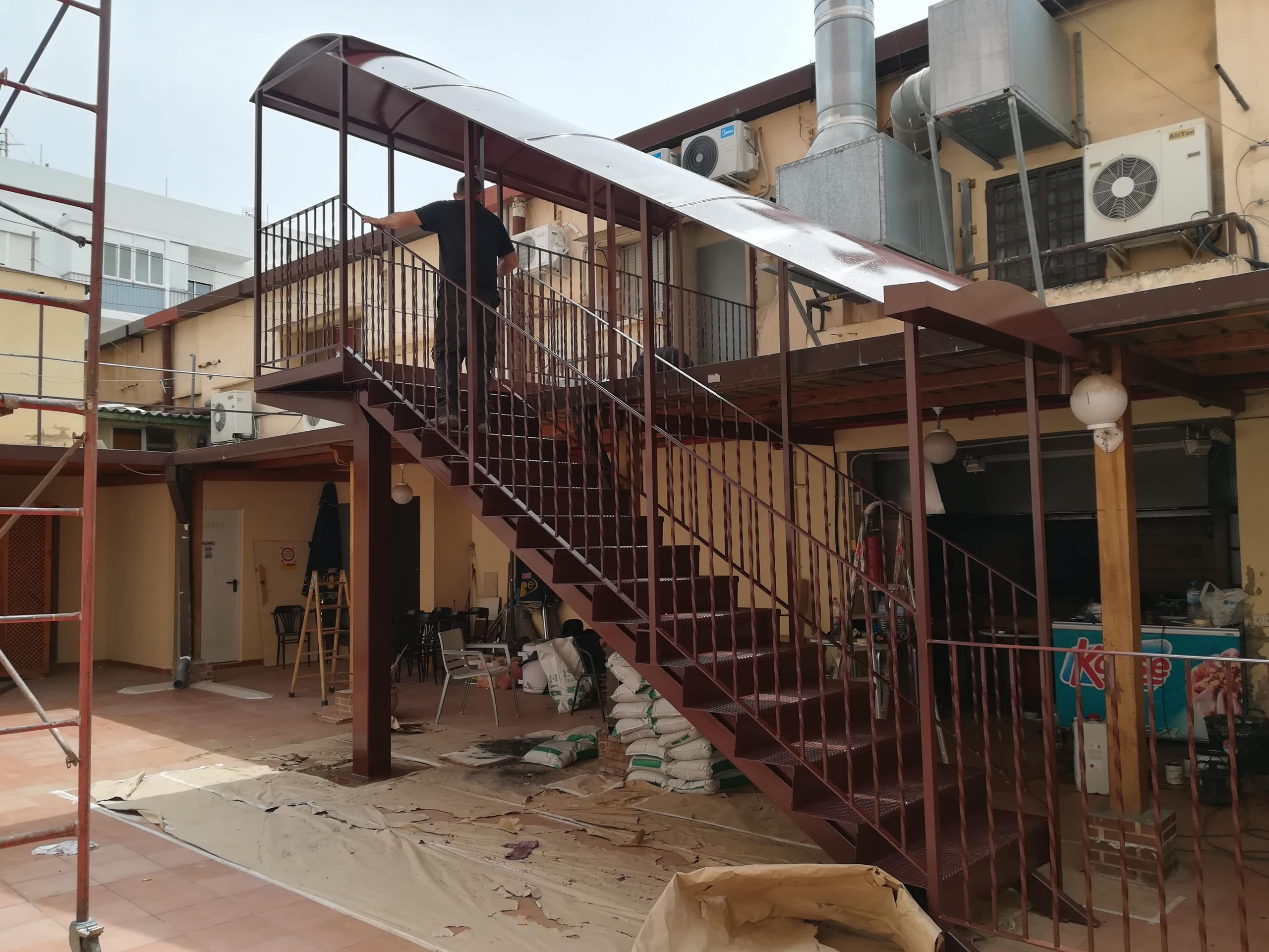 Escalera con cubierta