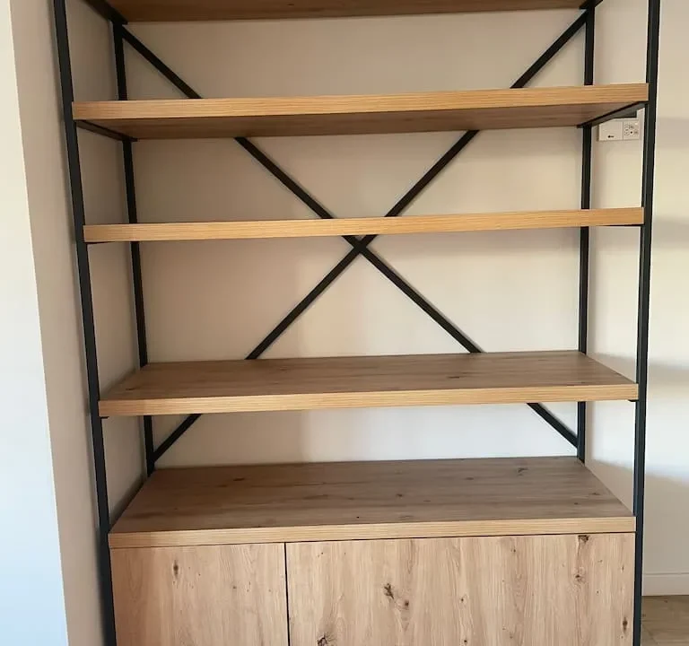 Estantería con estructura de hierro y maderas de 40mm