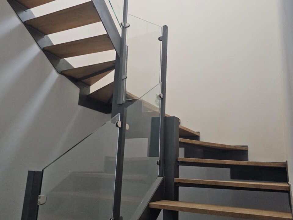 escaleras zancas laterales madera