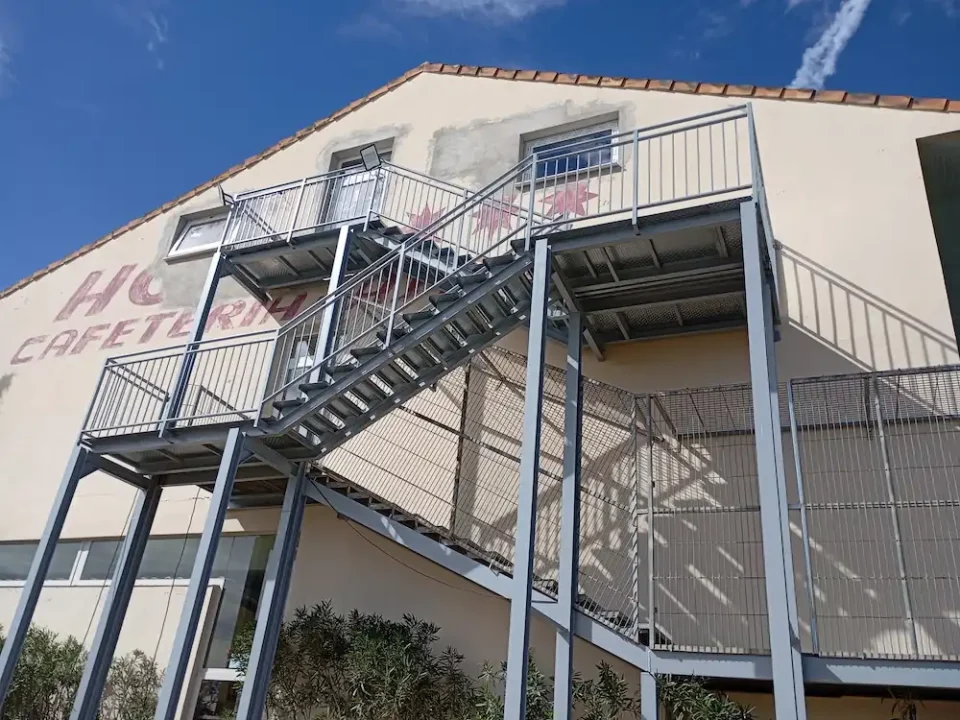 escalera antiincendio exterior